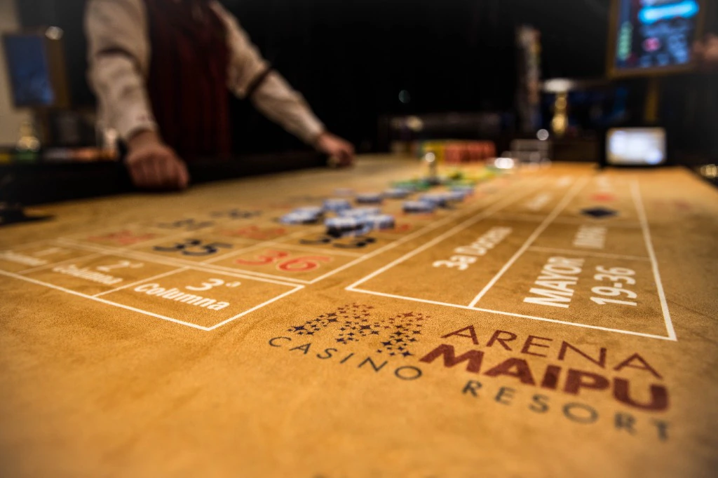 Mesa de ruleta con el logo de Arena Maipú Casino Complejo