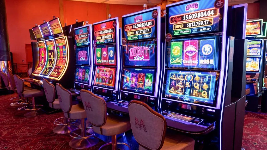 Fila de slots Night Link en la sala de Casino Arena Maipú