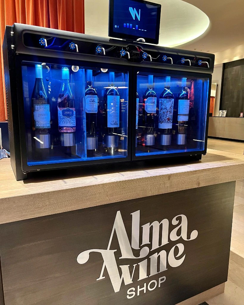 Dispenser de vinos en el mostrador de Alma Wine Shop